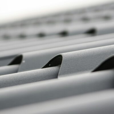 Nowoczesne bendery ułatwiające precyzyjne gięcie i formowanie blach dachowych